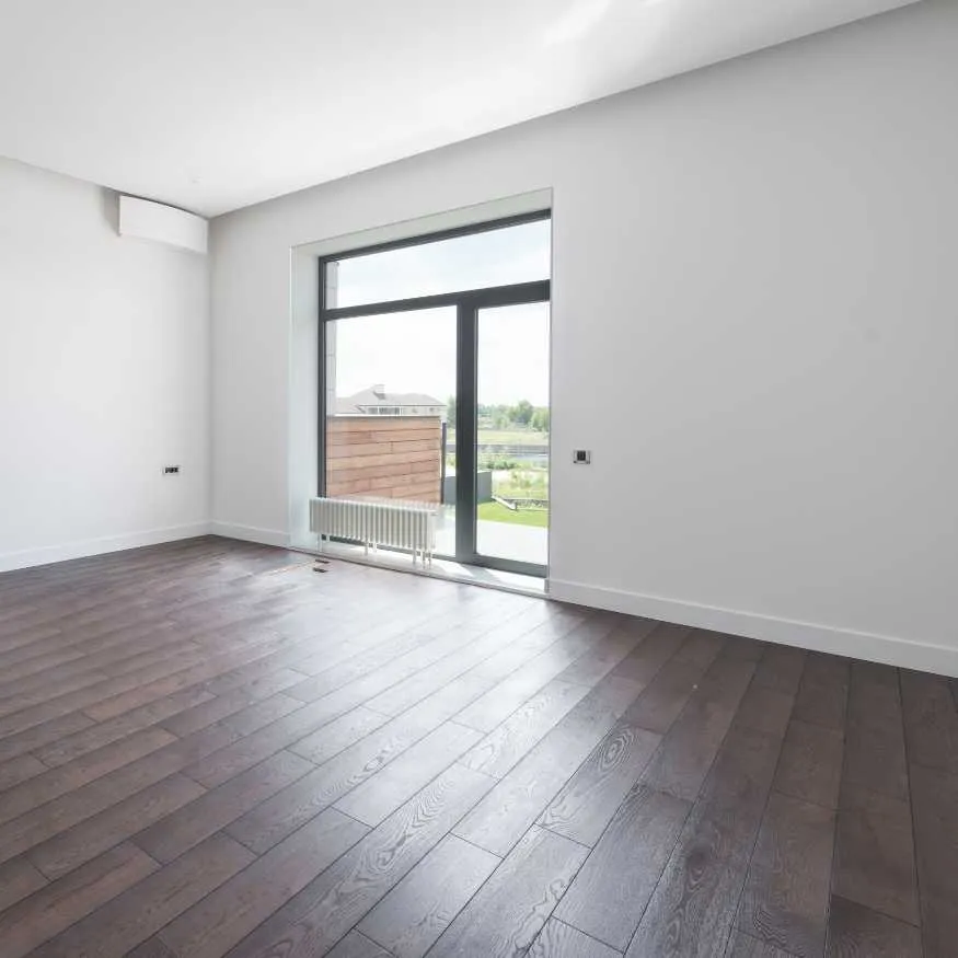 chambre avec sol parquet stratifié
