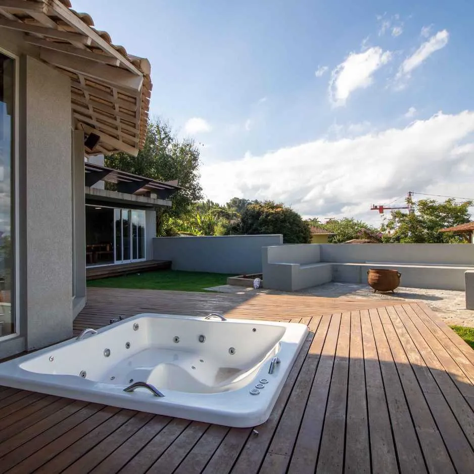 conception d'une terrasse en lames bois exotique à nice